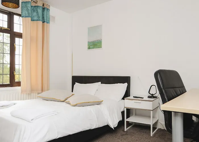 Room In Guest Room - Big Double Room In Coventry